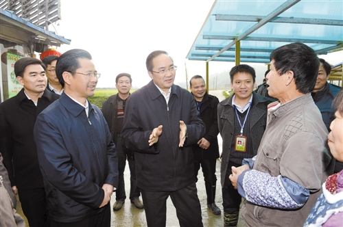 3月11日，南宁市委书记余远辉在上林县调研指导群众路线教育实践活动，并深入西燕镇听取当地干部群众意见建议 。 记者陈卓凡 摄
