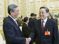 俞正声亲切看望参加两会报道的新闻工作者