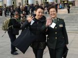 政协委员挥手话别：明年两会再相见