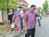 媒体前往马航失联客机机长和副机长住所采访
