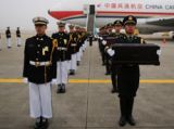志愿军后代在沈阳迎接亲人回家
