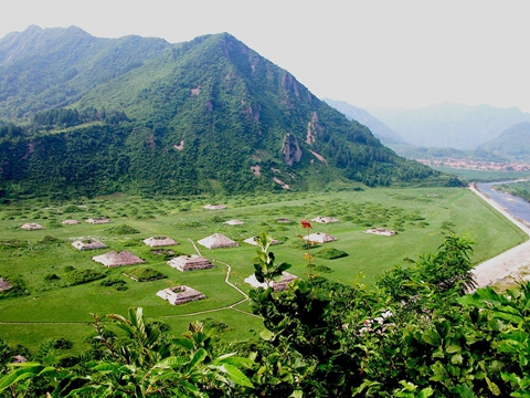 国内城与丸都山城城外，在群山环抱的通沟平原上，现存近 7000 座高句丽时代墓葬