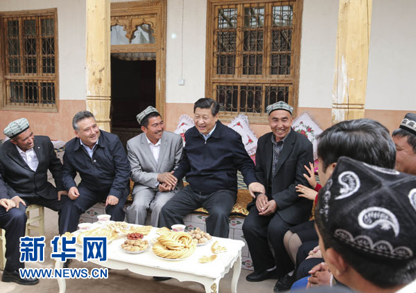 4月27日至30日，中共中央總書記、國家主席、中央軍委主席習(xí)近平在新疆考察。這是4月28日上午，習(xí)近平在疏附縣托克扎克鎮(zhèn)阿亞格曼干村村民阿卜都克尤木·肉孜家同村民座談。新華社記者 蘭紅光 攝