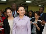 李克强夫人程虹在埃总理夫人陪同下参观亚的斯亚贝巴大学