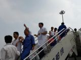 中国派包机接回在越华人 部分伤员回国治疗