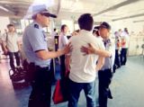 北京地铁站一乘客拒“人物同检” 拍停安检机