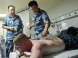 环太平洋军演：美军体验中医理疗