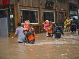 暴雨袭击湖南凤凰 紧急转移12万人