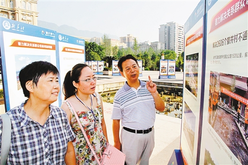  重庆北碚区市民观看图片展。重庆北碚区委宣传部供图