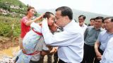 李克强徒步进入震中龙头山镇 实地察看灾情指挥抗震救灾工作