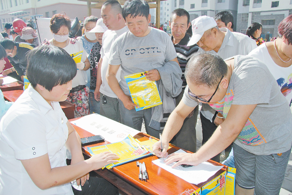 在依林社区举办“岗位进社区、助力就业梦”人才招聘会，解决居民的就业再就业问题。 （王景真 摄）
