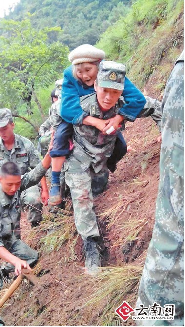转移受灾群众。 通讯员 朱文宇 摄