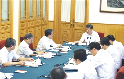 昨日，习近平在中南海听取兰考县委和河南省委党的群众路线教育实践活动情况汇报。 新华社记者 鞠鹏 摄