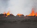 冰岛巴达本加火山再度喷发 红色熔岩喷涌而出 