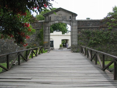 在这段时期（公元 1722～1749），镇上建起了不少精美的民用和军用建筑，使小镇增色生辉