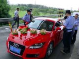 百万豪车迎亲队暗藏10名瘾君子警方设卡截获