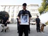 武汉功勋警犬因病去世 警员为其办葬礼