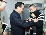李克强：小家伙真是个专业小模特！