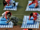 山东聊城大学举办叠被子比赛 大学生比拼“叠被功”