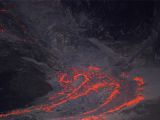 印尼锡纳朋火山持续喷发