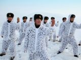 解放军着“镂空装”冰天雪地跳小苹果