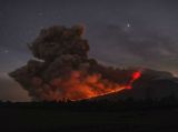 摄影师拍摄印尼火山喷发闪电雷鸣奇景