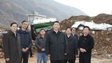 习近平察看鲁甸地震遗址