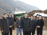 习近平察看鲁甸地震遗址