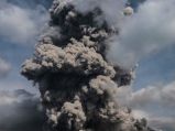  印尼锡纳朋火山喷发 火山灰覆盖周围村庄
