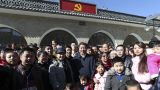 习近平回梁家河村看望父老乡亲