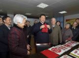 习近平手持“三阳开泰”剪纸向全国人民拜年
