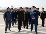 军媒发习近平视察驻西安部队照 进战机座舱体验