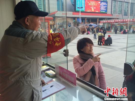 八旬老人被赞“老雷锋”火车站义务服务24载（图）