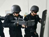上海特警持“拐弯枪”训练