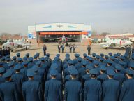 老飞行员告别蓝天 强5飞豹战机列阵致敬