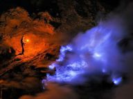 摄影师跟拍印尼矿工火山口冒险采硫磺