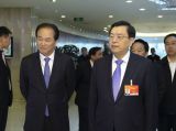 张德江看望参加十二届全国人大三次会议报道的新闻工作者