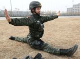 猎鹰突击队女兵功夫了得：轻松一字马