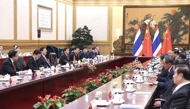 张德江与泰国立法议会主席举行会谈