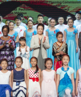 彭丽媛出席“艾滋病／结核病防治宣传校园行”活动