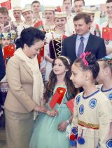 彭丽媛参观白俄罗斯国家儿童和青少年艺术创作中心