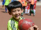 “光屁股小孩”足球圆梦