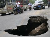 郑州路面又塌陷 市民：习惯了