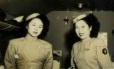 82年乘机老照片：乘客免费喝茅台