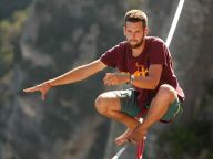 高空行走者挑战469米悬崖