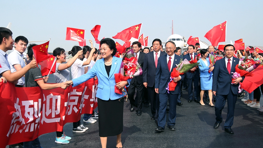 北京申冬奥代表团凯旋 郭金龙到机场迎接