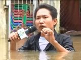 缅甸记者洪水中播报灾情