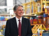 英国外交大臣参观空客天津总装线