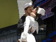 “世纪之吻”再现时代广场