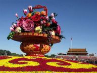 国庆花坛告诉你：中国曾怎样走过